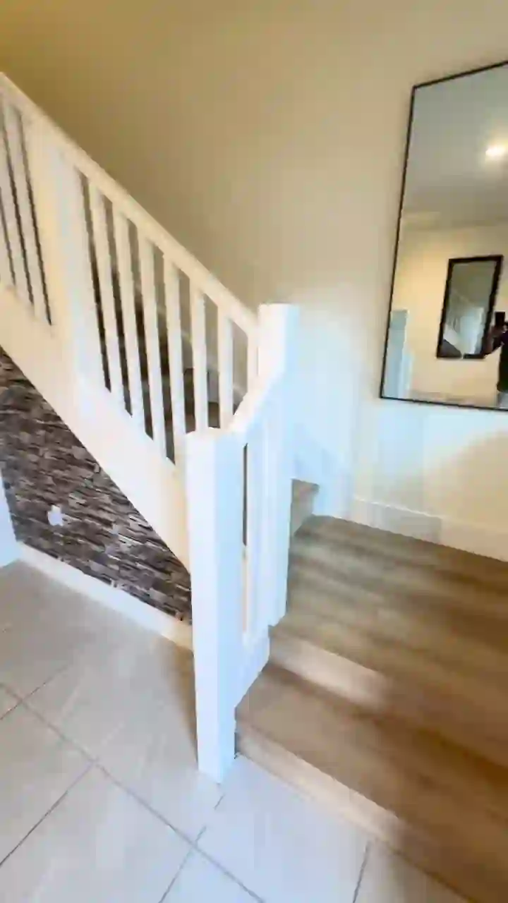 Hyde Haven 8mm Vinyl + Stairs – Juan, Doral