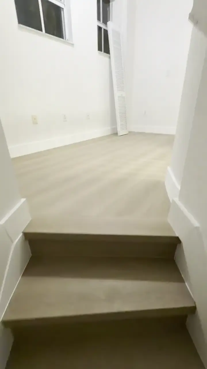 Balanced Oak 8mm Vinyl – Julie, Miami